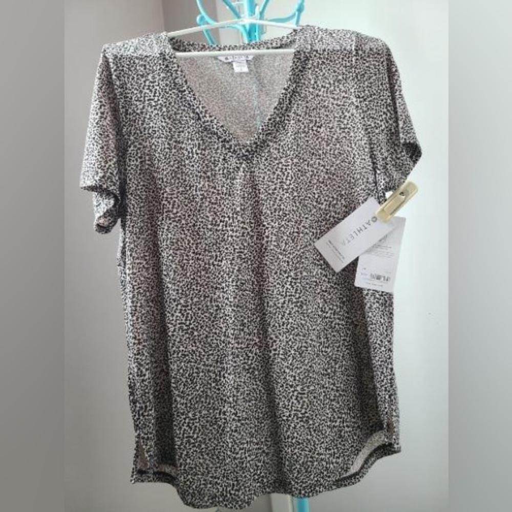 Athleta size Large Breezy Scoop V-Neck Tee